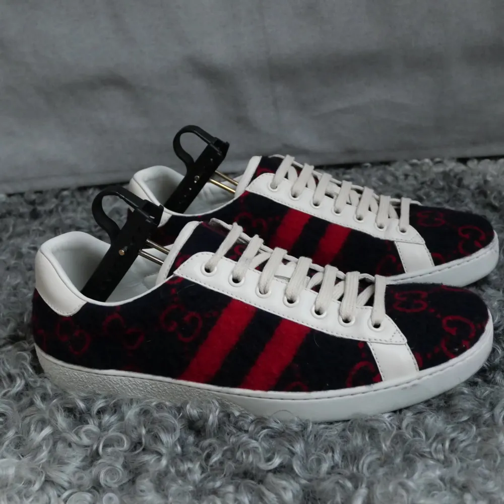 Tjena,säljer nu dessa exclusiva limited edition Gucci ace wool sneakers med ett nypris på ❗️13 000❗️ De är i väldigt bra skick,säljs för en fraktion av priset⭐️. Skor.