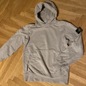 Stone island Hoodie - Detta är en snygg och clean stone island hoodie som är i bra skick hör av er om ni är intresserade eller har frågor!
