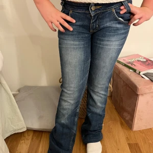 Lågmidjade bootcut jeans  - Lee jeans som är lågmdidjade och utsvängda där nere💓💓aldrig använda då dom är lite små för mig💓💓skriv om ni har frågor eller är intresserade   Midjemått: 37 cm  Innebenslängd: 75 cm  Vida där nere: 21 cm 