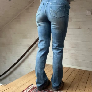 Blå jeans med bootcut - Säljer ett par snygga blå jeans med bootcut. De har en klassisk femficksdesign och är i en skön denimkvalitet. Perfekta för både vardag och fest!