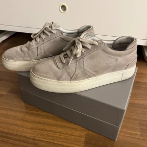 Arigato skor  - Snygga gråa Axel Arigato skor i bra skick, pris kan diskuteras. Köpta för 2500🌟