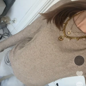 Beige stickad tröja🥰 - Säljer en superfin beige stickad tröja. Den är perfekt för en höst eller vinterdag. Passar perfekt till både jeans och kjol! En liten tråd har gått upp vid/på magen som man ser om man kollar jättenoga, men absolut inget man tänker på.❤️❤️