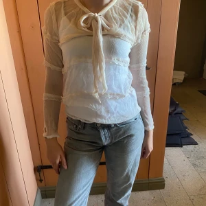 Blus - Super söt seethrough tröja i rosa/beige tröja. Säljs då den används så lite. Skriv om du har frågor💗