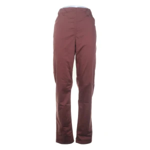 Bruna byxor från Laurie - Säljer ett par snygga bruna byxor från Laurie i storlek EUR 42. De är tillverkade av 63% ekologisk bomull, 33% polyester och 4% elastan, vilket gör dem både bekväma och stretchiga. Perfekta för en stilren look!