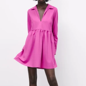 Rosa klänning med v-ringning - Superfin rosa klänning från zara med v-ringning och långa ärmar🩷🩷Passar både perfekt till vardag och finare tillfällen. Klänningen är i fint skick och använd 1-2 gånger. Dock stämmer inte färgen på zaras hemsida utan är mer gammalrosa än ljusrosa.