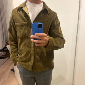 Acne studios Overshirt  - Acne Overshirt i manchester  Använd men i gott skick  Storlek XL Nypris 2000kr