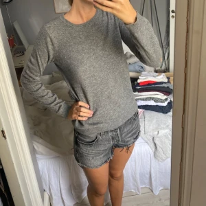 Kashmir tröja  - Kashmir tröja från Hm, har hål på armbågarna som är lätta att klistra fast en lapp ovanpå