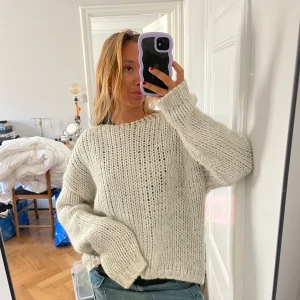 Stickad tröja - Så himla fin stickad tröja från zara, perfekt till höst och vinter. Använd enstaka gånger, väldigt bra skick. Storlek M