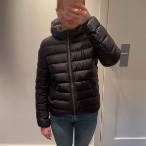 Colmar jacka -  Intressekoll på min mörkblåa colmar jacka i bra skick! Jättefin och perfekt till vintern, använd några gånger men är fortfarande fint skick. Nypris ca 5000, lägg prisförslag vid intresse. Är storlek 40 i colmars storlekar men skulle säga xs-s 
