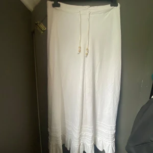 Jättefin långkjol - Fin vit långkjol från märket ZE-ZE. Storlek M men skulle säga att den också passar S