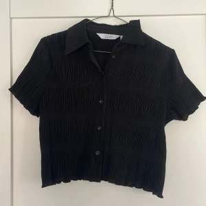 Blus/topp från & other stories - Jättefin och framförallt skön blus/topp från & other stories🖤 stl 36