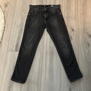 Replay anbass jeans - Jeans är i ett bra skick. Modellen heter anbass. Ytterbenslängd: 90cm 