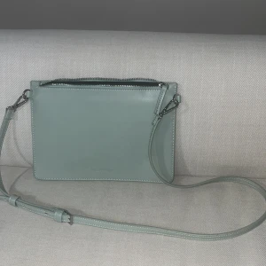 Väska - Hej, jag säljer min väska som jag har aldrig använt. Den är från Carin Wester. Den är i en väldigt bra skick. Hör av dig gärna om du är intresserad😊