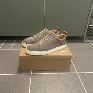 Christian Louboutin skor - Loubsen är i storlek 42 och är använda i ungefär 1 månad, skicket på dom är fortfarande bra, de är bara lite smuts på dom men det går bort, jag säljer dom relativt billigt eftersom dom ändå är använda