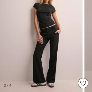 Nelly kostymbyxor  - Bara testat byxorna 1 gång men de var för små för mig. Lappen på byxorna är kvar och påsen de kom i 🤍 Strl 40 men passar mer de dom har 38