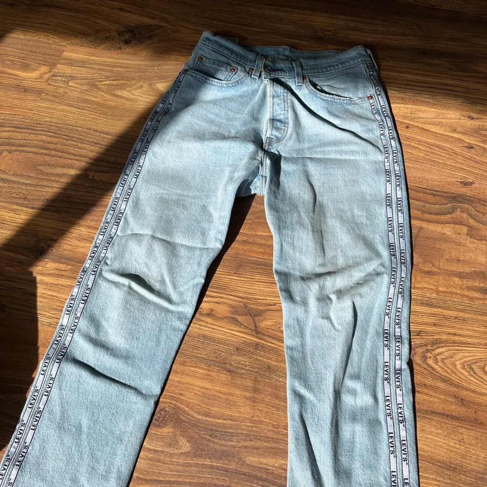 Super snygga Levis jeans  Sitter super fint på  Är i super fint skick  . Jeans & Byxor.