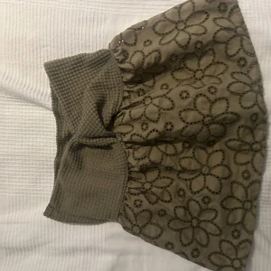 Beige kjol med blommigt mönster - Säljer en superfin beige kjol med ett stort blommigt mönster. Kjolen har en elastisk midja som gör den bekväm och lätt att bära. Perfekt för både vardag och festliga tillfällen!