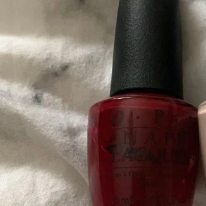 O.P.I nagellack  - Ett vinrött nagellack 