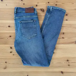 Riktigt snygga jeans med fet wash i väldigt bra skick. Har även 15 till jeans i olika märken, så tveka inte med frågor och priser kan alltid diskuteras! Storleken passar 30/32, men lappen är borta