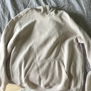 Beige hoodie från H&M - Säljer en supermjuk och bekväm beige hoodie från H&M. Den har en avslappnad passform och en stor ficka framtill. Perfekt för mysiga dagar eller en chill dag ute. 🧥