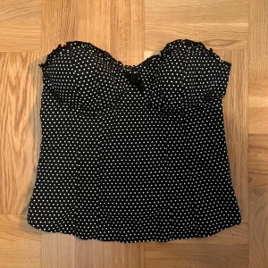 Vintage korsett  - Super fin, vintage, knyts där bak, har även band som man kan ta av och sätta på, står ingen storlek på Kuporna men uppskattningsvis B, tryck gärna på köp direkt 