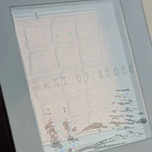 Ny Microshadow Brownie från Make Up Store - Säljer en superfin ögonskugga från Make Up Store i färgen 'Brownie'. Den har en microfin och högpigmenterad formula som ger ett långvarigt resultat. Perfekt för en jämn och smidig applicering. Designad i Sverige och kommer i en stilren svart förpackning med genomskinligt lock så du enkelt ser färgen. Perfekt för både vardag och fest!