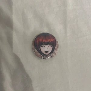 MAHIRU KOIZUMI pin - Köptes på närcon (2022?). Bra skick!! 