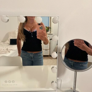 Mörkblå linne - Väldigt fint prickigt linne. Använd några gånger och i väldigt bra skick 