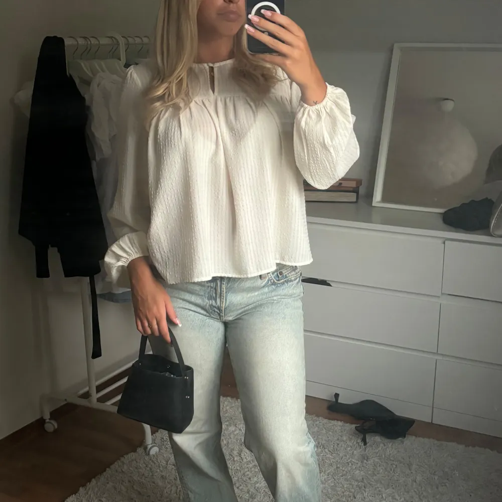 Så söt ljus gul blus 💛 Strl M och inga defekter perfekt blus till hösten !!. Blusar.