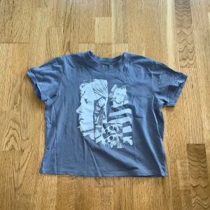 ascool Kurt Cobain T-shirt - Svin cool Kurt Cobain tshirt! Jätte bra skick nästan aldrig andvänd🩶 Har små typ hack vid halsen som en cool detalj☺️ Storlek S men skulle nog passa M om man vill ha den lite tajtare.