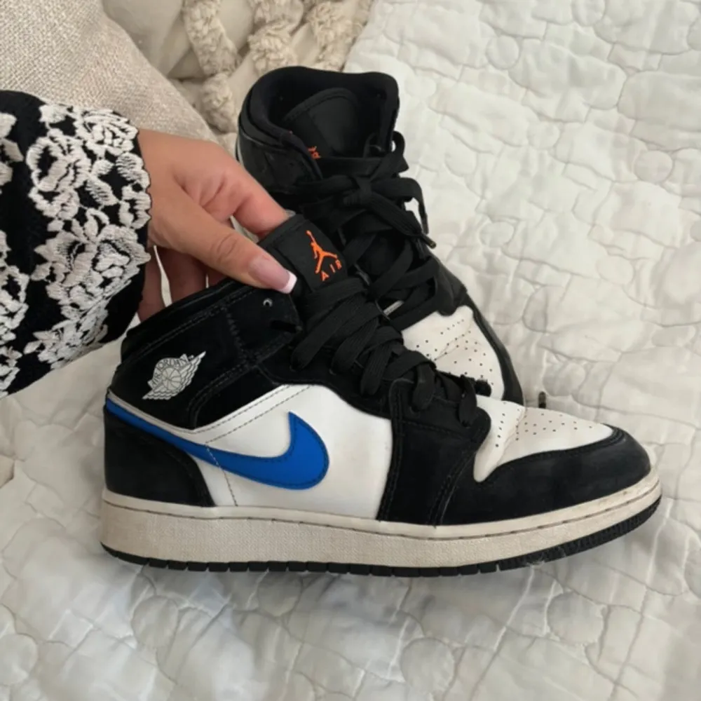 Jordan 1 ”Black racer blue” Mid (GS)  Använda men ändå i ett bra skick, skorna har creasningar och tecken på användning därav är priset lågt.  På merchsweden ligger skorna på 2 999 kr. Skor.