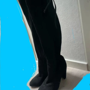 Overknee klackar  - Svart overknee klackar  Över knä Suede / mocka material 