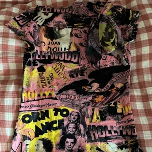 Unik tröja - Så unik tröja med ett blomma vid axeln! Har aldrig använt för den är inte min stil. Skriv för mer bilder på detaljerna!