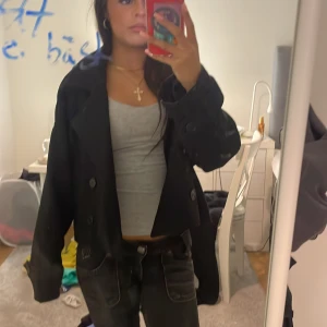 Svart kappa - Jättefin kappa från Hm