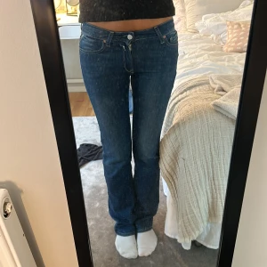 Low wast replay jeans - Jag säljer dessa lågmidjade replay jeansen. Då dom tuvärr är för små för mig💕som är köpta för 1400 och är endas andvämdna två gånger💕hör av er vid fler frågor💕