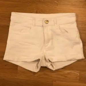 Vita jeansshorts från hm, storlek 140 säljer för 60kr!