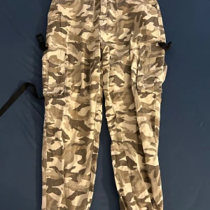 Byxor - Fina byxor passar med en vanlig svart tröja. Knapt användt så är de i bra skick.