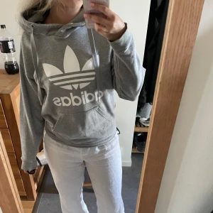 Adidas hoodie - Skön adidas hoodie i bra kvalitet. Perfekt för hösten och vintern och den är lagom i storlek för mig som vanligtvis har S.