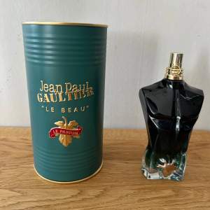 Parfym Jean Paul Gaultier Le Beau 125 ml säljes. I stort sett oanvänd, kanske nyttjat tre spray. Jättegod doft! Originalförpackning ingår. Nypris 1300, säljer för halva priset 650!