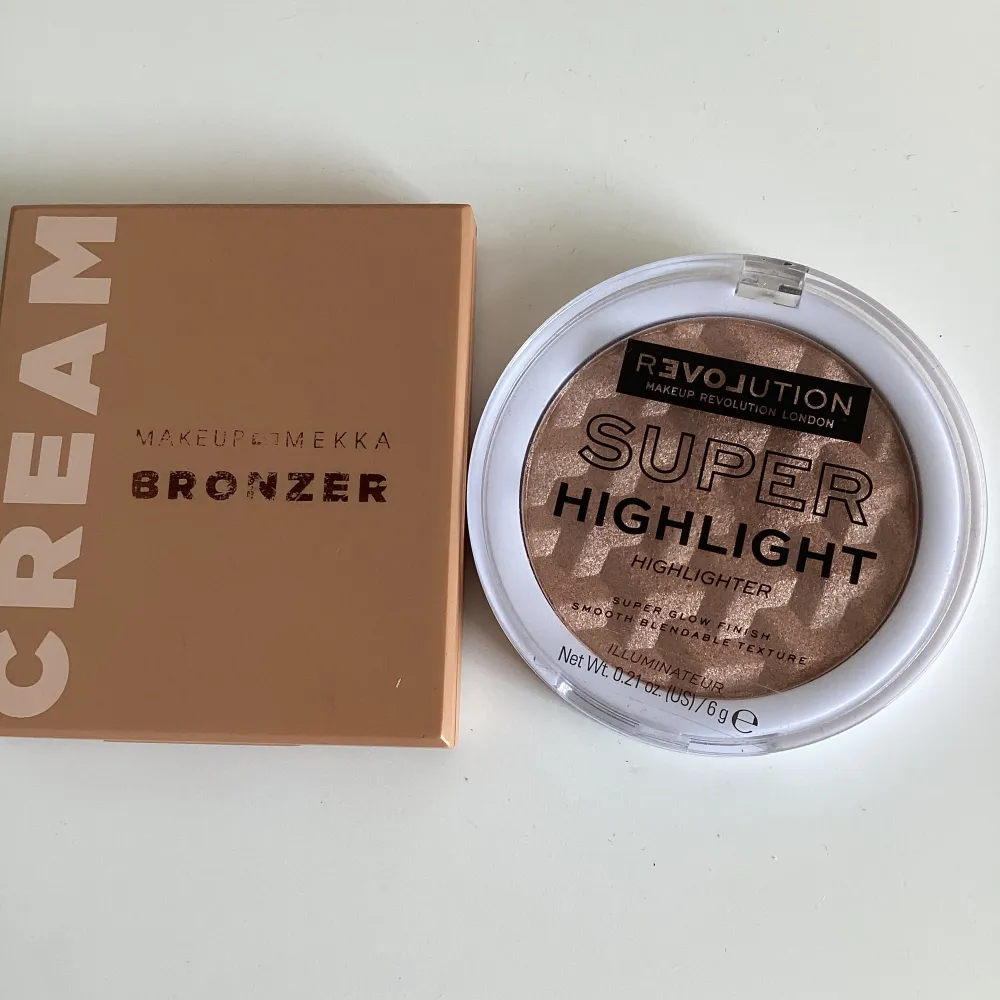 Säljer min Bronzer och highlighter🎀💕 Då dem inte kommer till andväning 💕 Bronzern är i från makeup Mekka och är i färgen Desert sand💕 Highligtern är i från revolution och är i färgen Rose 💕 Hör Järna av er vid funderingar och priset kan diskuteras 💕. Skönhet.