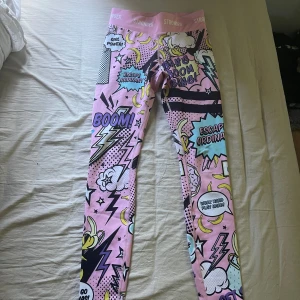 Stringer tränings byxor  - Super fina träningsbyxor från stronger. Inte mycket använda och är i storlek S. Säljes pga att dom inte kommer till användning 