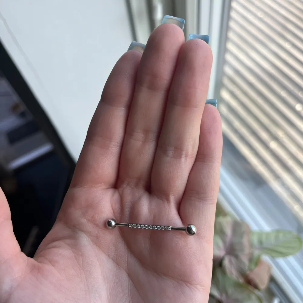 3 stycken industrial piercing. Jättefint skick och rengjorda så klart. Säljer då jag tagit ut min piercing helt och hållet. Kan mötas i Malmö eller frakta (köparen står för frakt). Accessoarer.