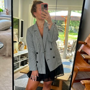 Hundtandsmönstrad Blazer- Monki - En väldigt snygg och sofistikerad blazer från Monki! Något oversized men passar till allt! Tyvärr inte använd så mycket men därav i väldigt fint skick!  Nypris 529 kr - säljer för 350 kr + frakt🤍🖤⚡️