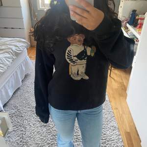 En hoodie i bra skick som är köpt från fashion bear. Pris kan diskuteras vid en snabb affär 💕