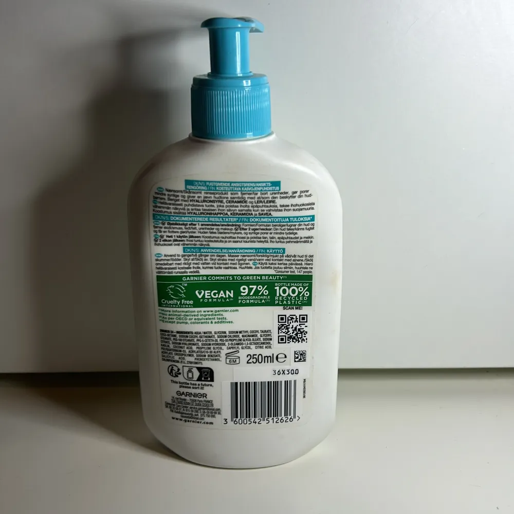 Säljer en Garnier Pure Active Hydrating Cleanser som tar bort orenheter, olja och smink. Den innehåller hyaluronsyra och ceramider för att stärka hudbarriären. Passar alla hudtyper, även känslig hud. Produkten är vegansk och består av 97% naturliga ingredienser. Flaskan är 250 ml och har en praktisk pump för enkel användning.. Skönhet.