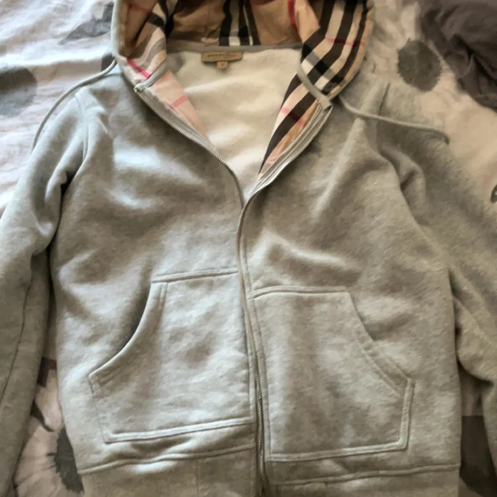 Hej, säljer min burberry tröja som är i nytt skick. Den är storlek M men den skulle nog passa en S bättre, pris diskuteras vid snabb affär . Hoodies.