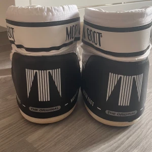 Moonboots - Säljer mina vita moonboots då det ej kommer till någon användning längre, använda en vinter och är i relativt bra skick! Köpte dessa för 1900kr på miinto och säljer för 1300kr men pris kan diskuteras!