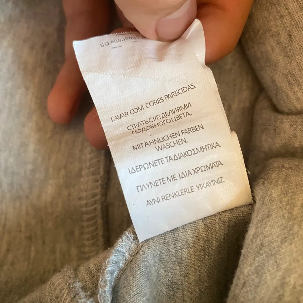 Ralph Lauren zip hoodie | Storlek S | Grå | Ägd sedan april 2024 | Använd en del | Lite små märken på snörena men inget synligt | Kontakta vid funderingar✅. Hoodies.