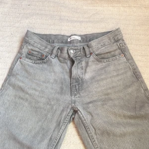 Snygga Gina tricot jeans, mid waist, straight leg, köptes för några månader sen men har inte använt eftersom att dem är för tajta😭. Köpta för 499❤️ - Mycket bra skick, använt 1 gång, passar till allt!😜