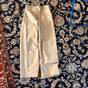 Zara jeans!  - Fina jeans med högmidja från Zara! Har endast använt ett fåtal gånger för dem är lite för långa för mig. Jättefräscha till sommaren och jobbet!! ❤️‍🔥    Har vanligtvis 34/36 i jeans och är 1,61m lång. 
